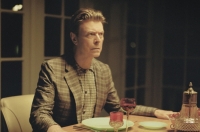 Текст и перевод песни David Bowie - The Stars (Are Out Tonight)